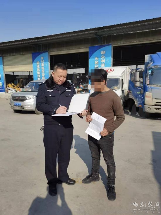 內(nèi)保反恐大隊(duì)民警深入全市寄遞業(yè)開(kāi)展安全檢查工作.jpg.jpg