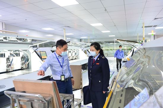 1.圖為黃石市稅務局干部在黃石永興隆電子有限公司調(diào)研減稅降費優(yōu)惠政策享受情況，輔導該公司籌備上市過程中遇到的涉稅難題。.jpg.