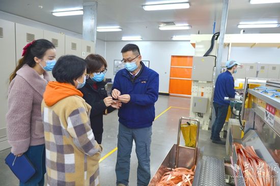 2.圖為黃石市稅務局組織業(yè)務骨干在臺光電子材料(黃石)有限公司走訪問需解難題。.jpg.jpg