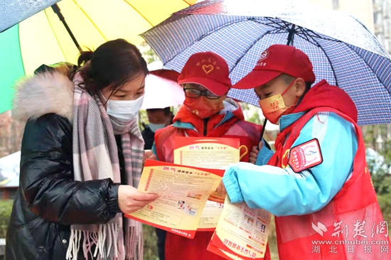 市實(shí)驗(yàn)小學(xué)小宣講員到打著雨傘到社區(qū)發(fā)安全知識傳單_副本.jpg
