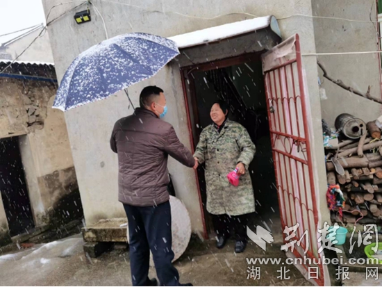 市城市管理綜合執(zhí)法大隊(duì)駐陳貴鎮(zhèn)礦山村工作隊(duì)走訪.jpg