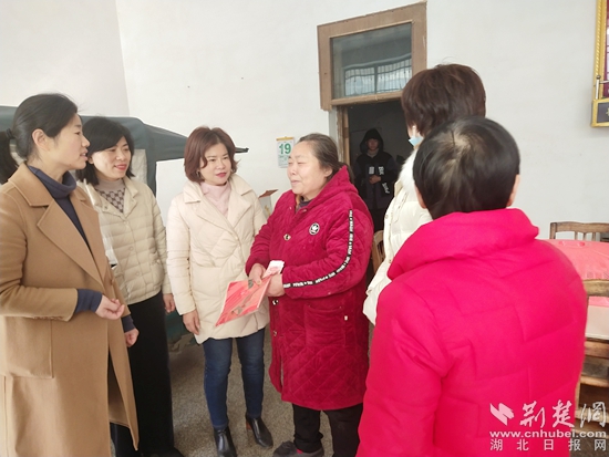 女企業(yè)家來到困境兒童小斌家中慰問看望.jpg