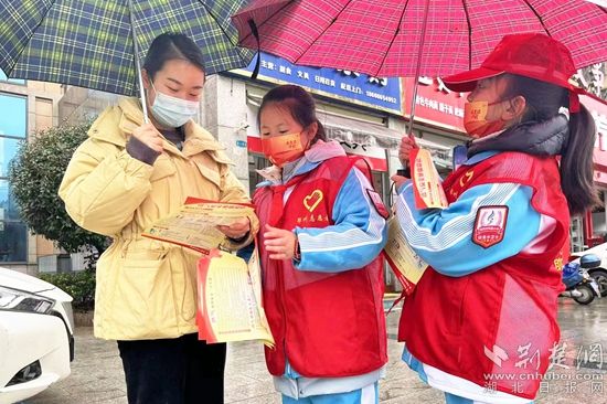 市實(shí)驗(yàn)小學(xué)小宣講員打著雨傘在大街宣傳安全知識_副本.jpg.jpg