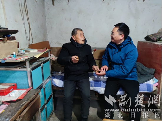 市委政研室駐大箕鋪鎮(zhèn)水南灣村第一書(shū)記程細(xì)鋒在脫貧戶曹樹(shù)瑩家中走訪慰問(wèn).jpg