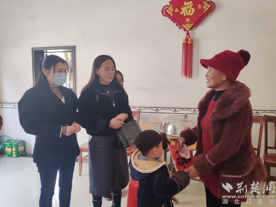 女企業(yè)家看望困境兒童謹(jǐn)洋，并向其外婆詢問朱謹(jǐn)洋的日常生活情況.jpg