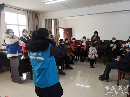 向老人們傳授養(yǎng)生操、護腰舞.jpg