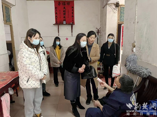 武穴市婦聯(lián)黨組書記、主席張利和女企業(yè)家看望慰問困境婦女劉金娥.jpg