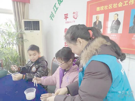 個(gè)案服務(wù)對(duì)象在社工陪伴下，心理得到疏導(dǎo).jpg.jpg