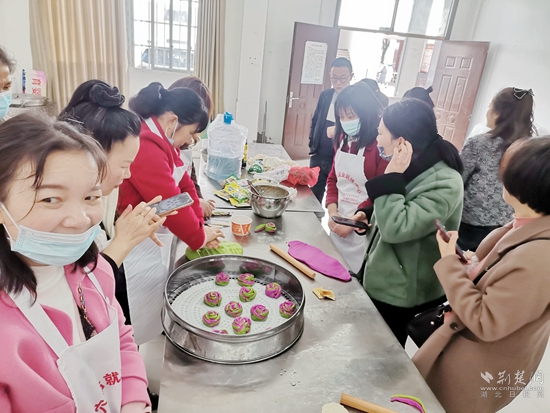 人社女職工制作中西式面點.jpg
