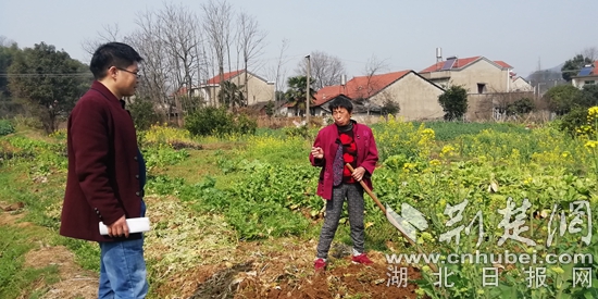 靈鄉(xiāng)中學(xué)陳敦焱老師在田間地頭家訪.jpg
