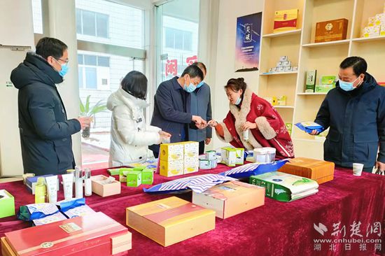 2.7彭伍亞走訪鳳凰白云山藥業(yè)_副本.jpg