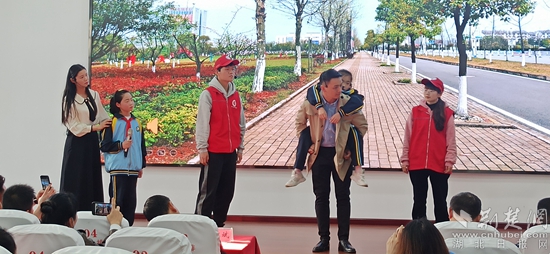 主會(huì)場(chǎng)情景劇《最美紅馬甲 催開(kāi)文明花》1.jpg
