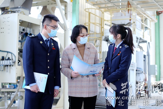 圖1.稅務干部向三豐智能裝備股份有限公司財務部長廖少華宣講減稅降費政策.JPG