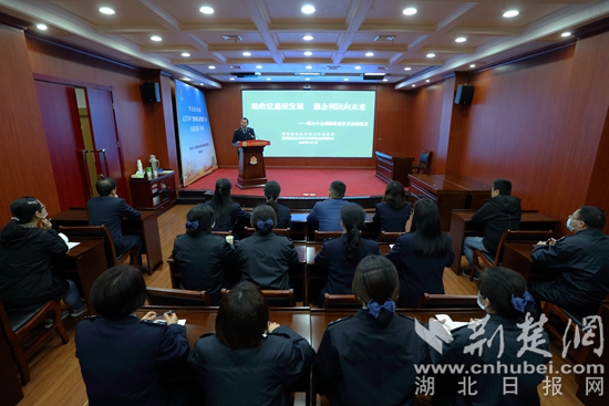 2.鄭稅官工作室”的負(fù)責(zé)人鄭中平正在講解2022年小規(guī)模納稅人免征增值稅、增值稅留抵退稅、“組合式”稅收優(yōu)惠減免等最新的優(yōu)惠政策