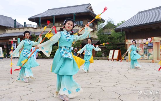 東山小鎮(zhèn)，演員們正在表演打連廂。.jpg