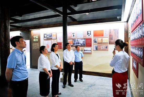 6.左一湖北省博物館副館長何廣；左二黃岡市文旅局黨組成員、副局長王萍；左三湖北省文化和旅游廳黨組成員、省文物事業(yè)發(fā)展中心主任余萍