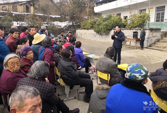 王三元向村民宣講精準(zhǔn)脫貧政策_副本.jpg