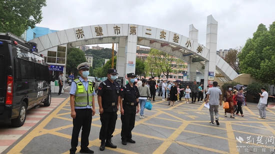 開(kāi)學(xué)首日，民警在校園內(nèi)開(kāi)展巡邏防控2.jpg