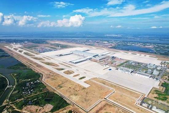 濱江擁湖的鄂州機(jī)場(chǎng)-牛暢，拍攝于2022年6月初，主題：鄂州花湖機(jī)場(chǎng)地理優(yōu)勢(shì)優(yōu)越，周邊生態(tài)環(huán)境良好，通過(guò)花馬湖水系綜合治理使得機(jī)