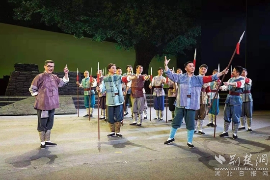 革命歷史題材楚劇《天明天亮》演出現(xiàn)場(chǎng)。通訊員供圖.webp.jpg