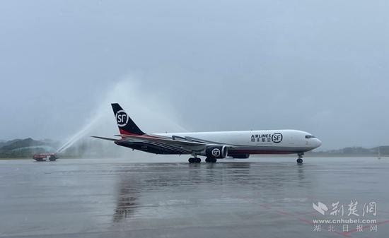 貨航首班進(jìn)港。胡小軍 攝.jpg