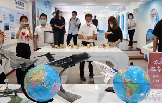 燕磯社區(qū)黨員群眾服務(wù)中心參觀體驗(yàn)。記者 胡小軍 攝.jpeg