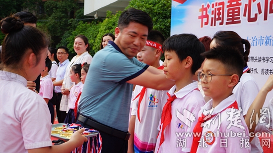 大冶市教育局黨組成員、副局長為親子共讀示范家庭頒發(fā)獎?wù)?jpg