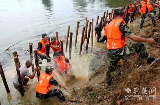 7月13日，武警官兵在高橋河執(zhí)行封堵管涌的任務(wù)_副本.jpg.jpg