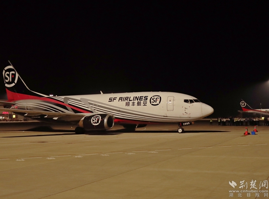 順豐B737-300駛向停機(jī)位。金康 攝.jpg