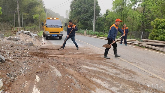 清理路面淤泥.jpg
