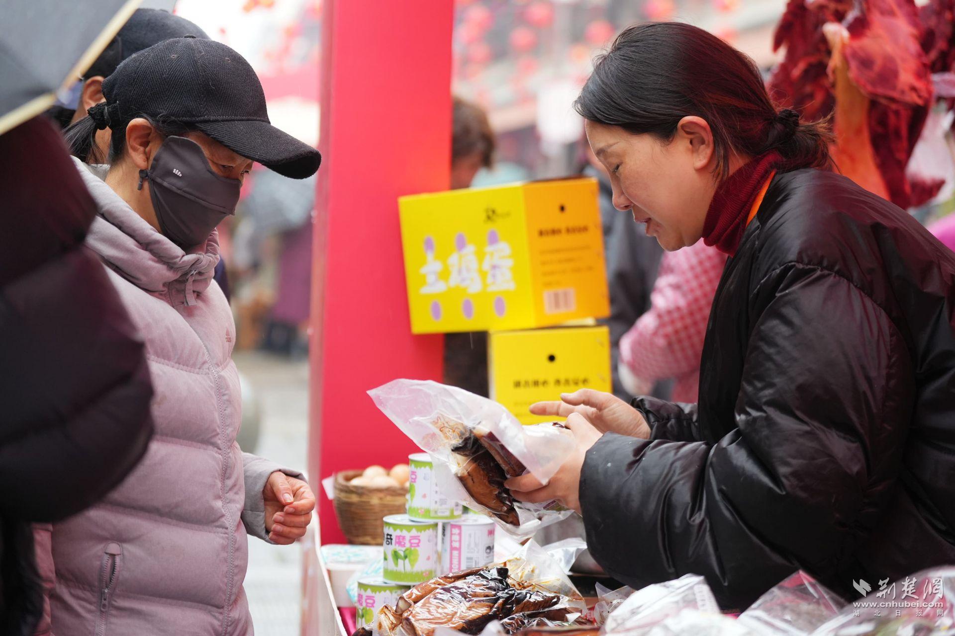 市民正在選購(gòu)商品 (8).JPG.JPG