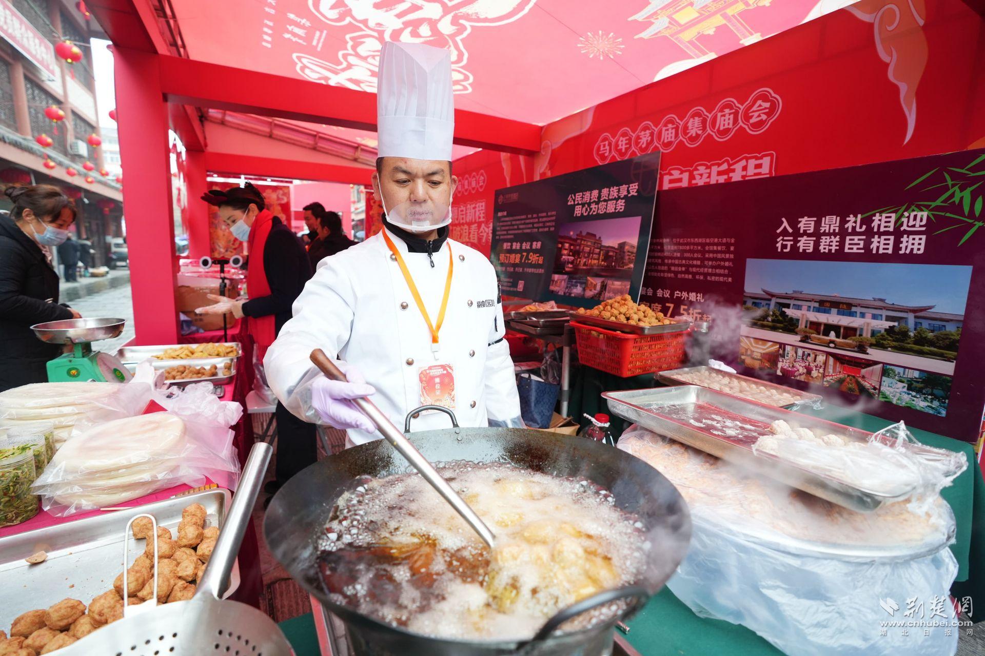 現(xiàn)場(chǎng)臘味、鹵貨、炸圓子吸引市民前來(lái)品嘗購(gòu)買(mǎi) (1).JPG.JPG