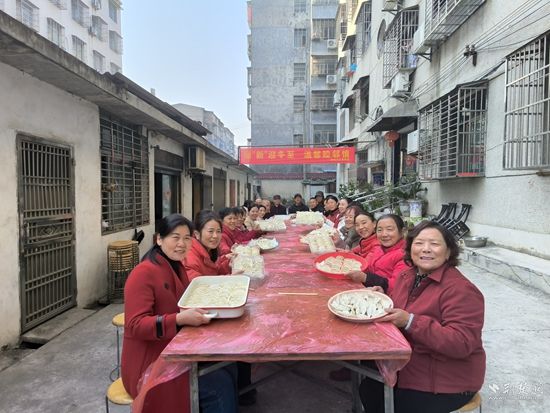 黨員中心戶帶領居民自發(fā)開展“暖‘新’迎冬至 溫馨睦鄰情”冬至合家飯主題活動.jpg.jpg